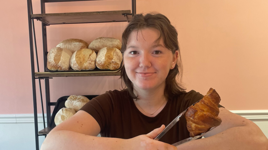 Jillian Lassaline在她的面包店里拿着牛角面包