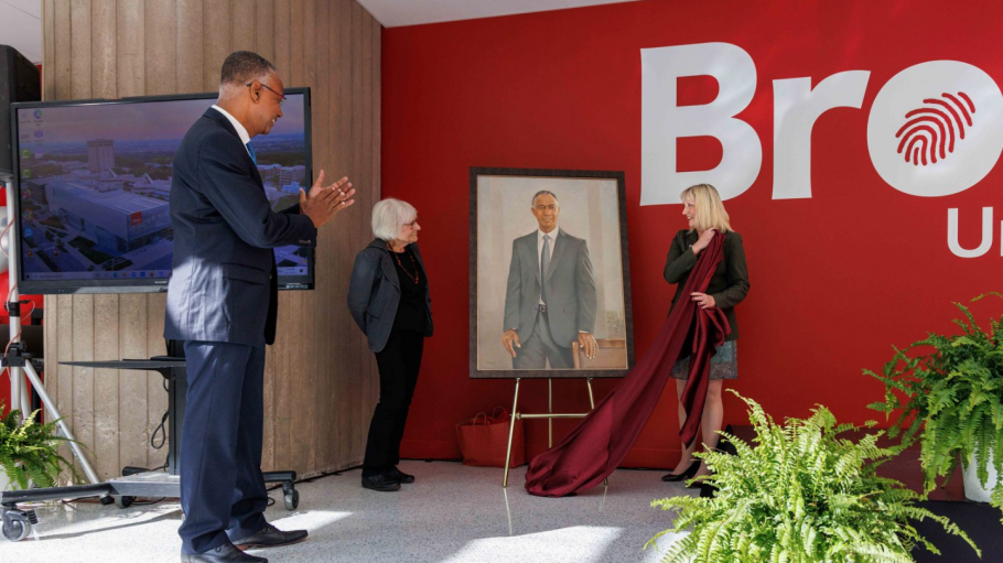 9月23日星期五，前布鲁克大学校长Gervan Fearon(左)在兰金家族馆观看艺术家Jane Dywan(中)和临时校长兼副校长Lynn Wells的肖像揭幕仪式。