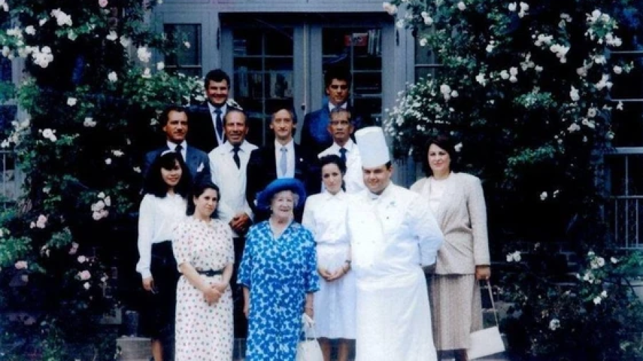 在王室任职期间，厨师约翰·希金斯(John Higgins)与女王母亲和工作人员在一起